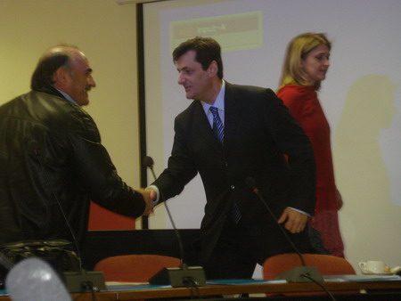 Ο Δήμαρχος Χαλανδρίου κ.Ζαφειρόπουλος με τον υπεύθυνο του ΚΕΠΕΑ κ. Φραγκόπουλο στα εγκαίνια του Περιφερειακού Γραφείου στο Δήμο Χαλανδρίου